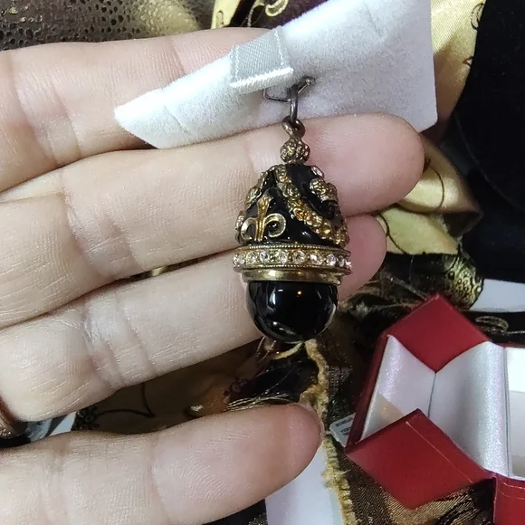 Elegant Royal Crown Russian Egg Pendant! - Picture 6 of 7